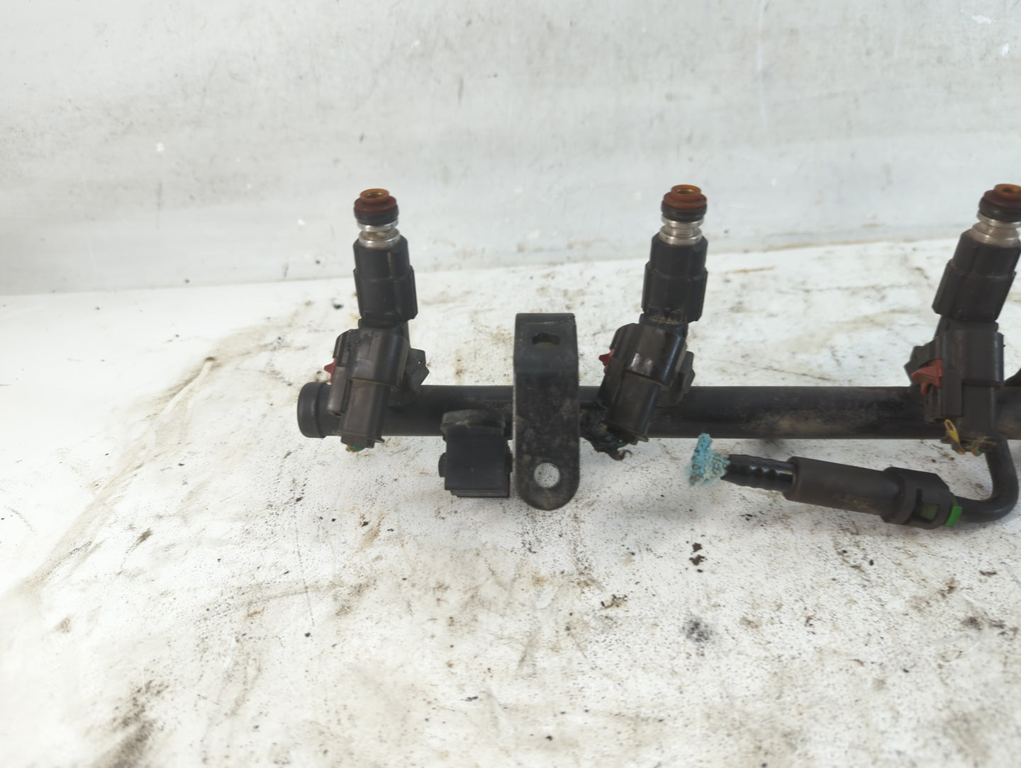 1999 Dodge Stratus Fuel Injectors P/N:04669938 Fits OEM Used Auto Parts - Oemusedautoparts1.com