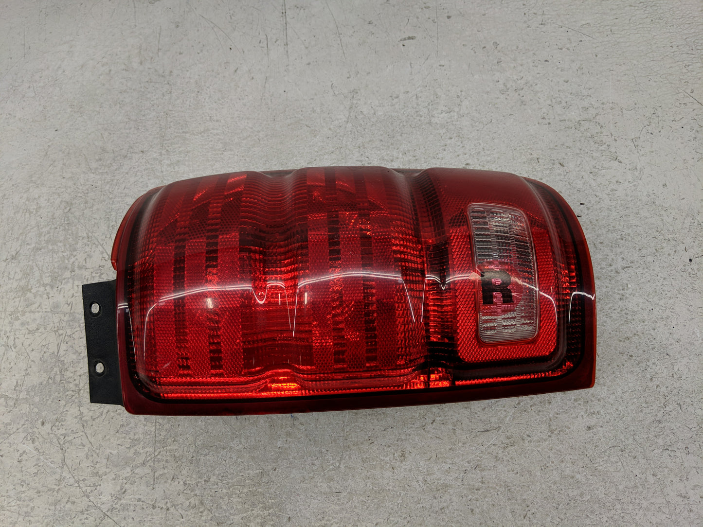 1997-2002 Ford Expedition Tail Light Assembly Passenger Right OEM P/N:44ZH-1093B Fits Fits 1997 1998 1999 2000 2001 2002 OEM