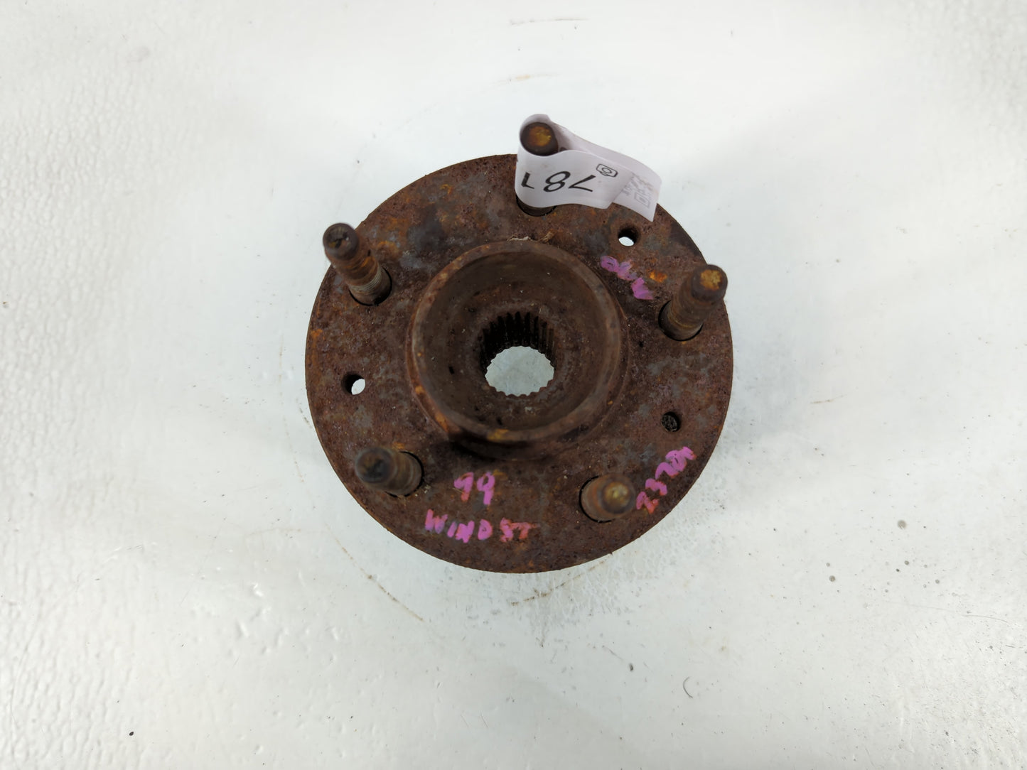 1999-2000 Ford Windstar Driver Front Wheel Hub Oem - Oemusedautoparts1.com