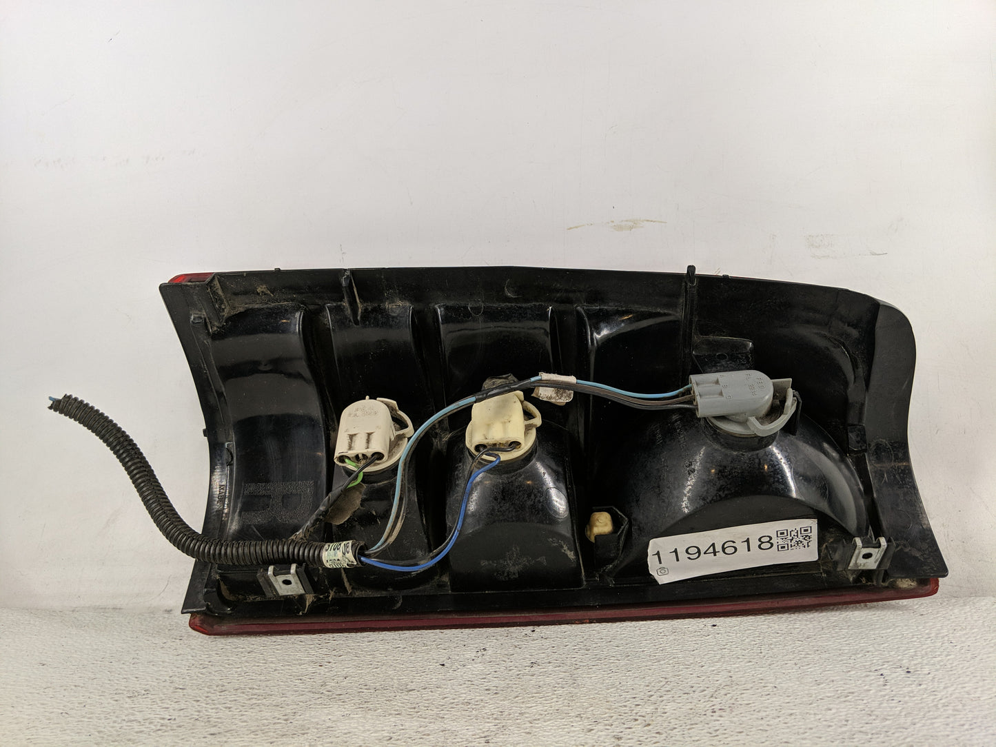 1999-2003 Gmc Sierra 1500 Tail Light Assembly Passenger Right OEM Fits Fits 1999 2000 2001 2002 2003 OEM Used Auto Parts - O