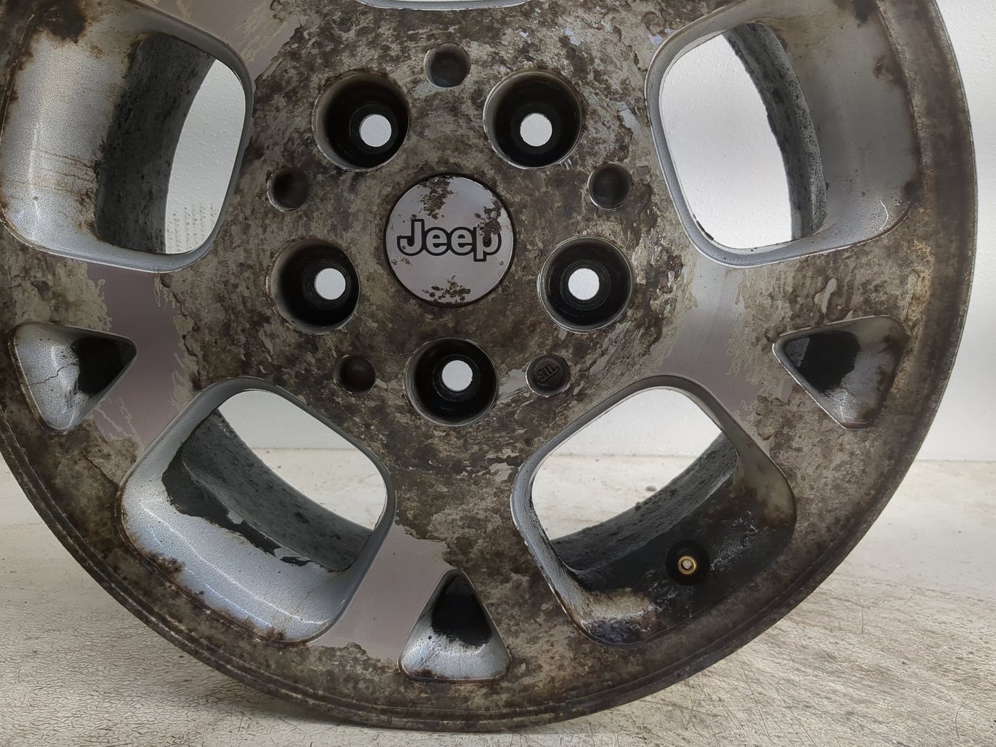 1999-2003 Jeep Grand Cherokee Oem Wheel Rim - Oemusedautoparts1.com