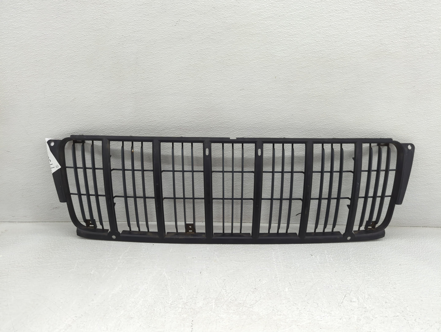 1999-2003 Jeep Grand Cherokee Front Grille Bumper Not Included - Oemusedautoparts1.com