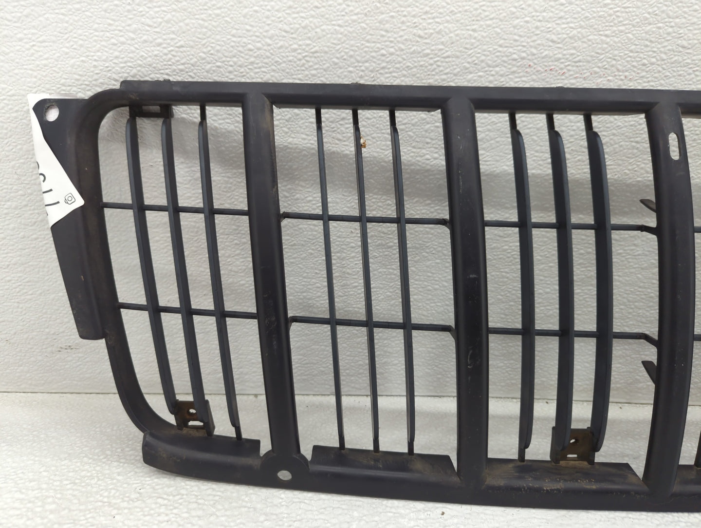 1999-2003 Jeep Grand Cherokee Front Grille Bumper Not Included - Oemusedautoparts1.com