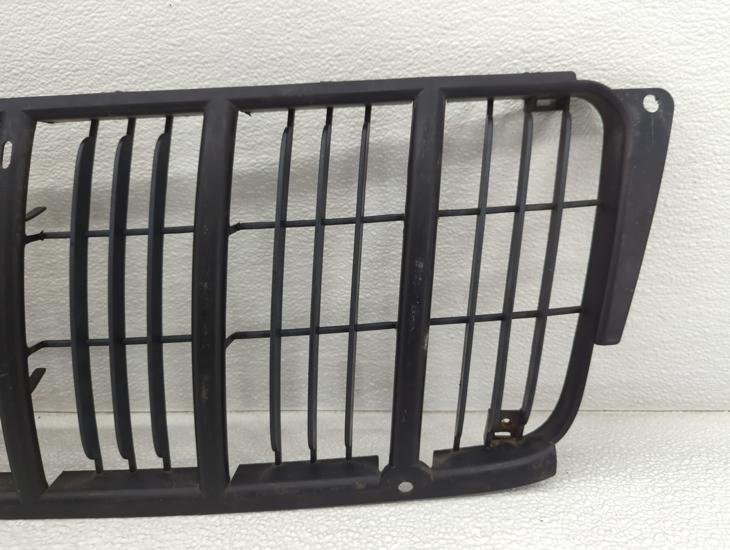 1999-2003 Jeep Grand Cherokee Front Grille Bumper Not Included - Oemusedautoparts1.com