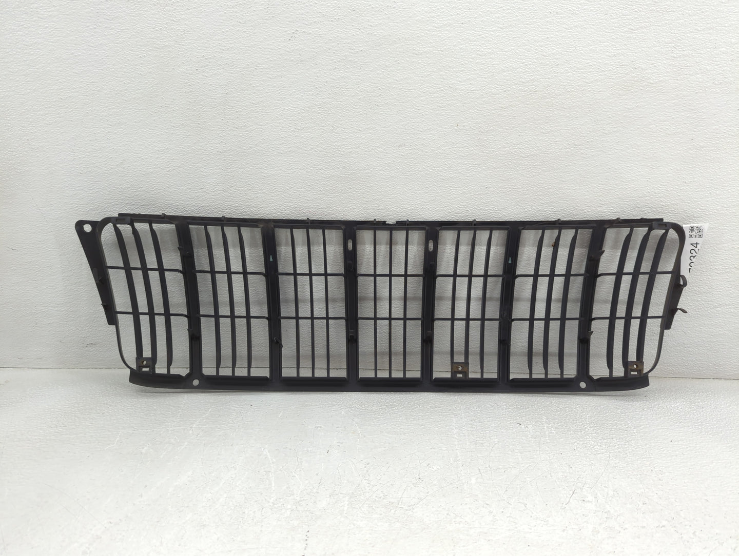 1999-2003 Jeep Grand Cherokee Front Grille Bumper Not Included - Oemusedautoparts1.com