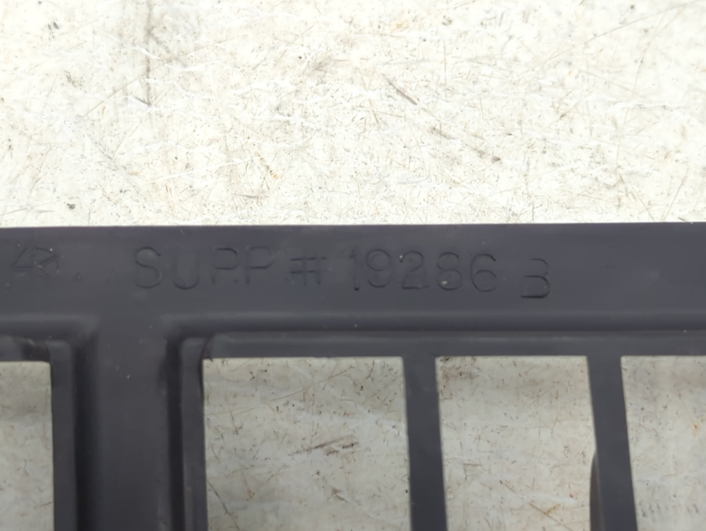 1999-2003 Jeep Grand Cherokee Front Grille Bumper Not Included - Oemusedautoparts1.com