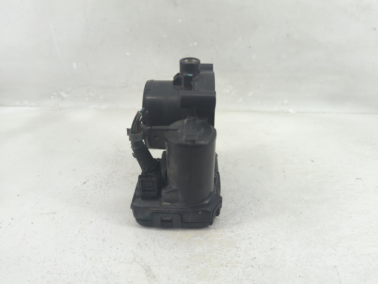 1998-2000 Mercedes-Benz C280 Throttle Body P/N:0 280 750 203 04861661AB Fits Fits 1998 1999 2000 OEM Used Auto Parts - Oemus