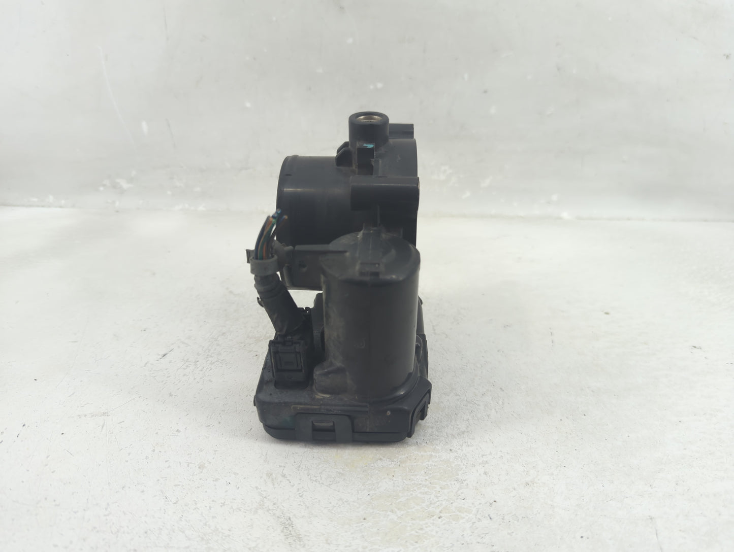 1998-2000 Mercedes-Benz C280 Throttle Body P/N:0 280 750 203 04861661AB Fits Fits 1998 1999 2000 OEM Used Auto Parts - Oemus