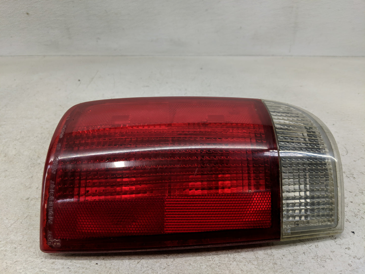 1996-2001 Oldsmobile Bravada Tail Light Assembly Passenger Right OEM P/N:16518500 Fits OEM Used Auto Parts - Oemusedautopart