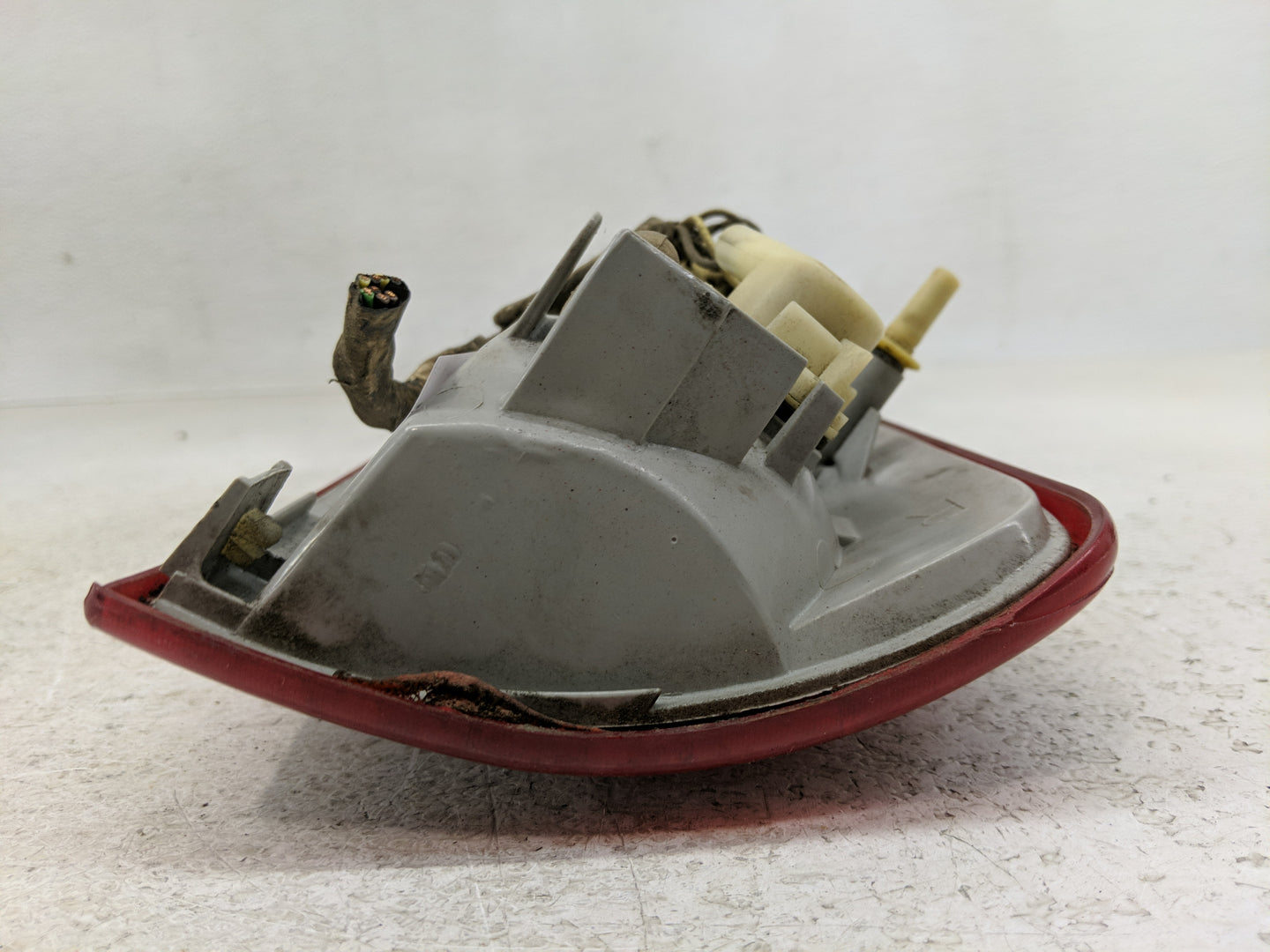 1996-2001 Oldsmobile Bravada Tail Light Assembly Passenger Right OEM P/N:16518500 Fits OEM Used Auto Parts - Oemusedautopart