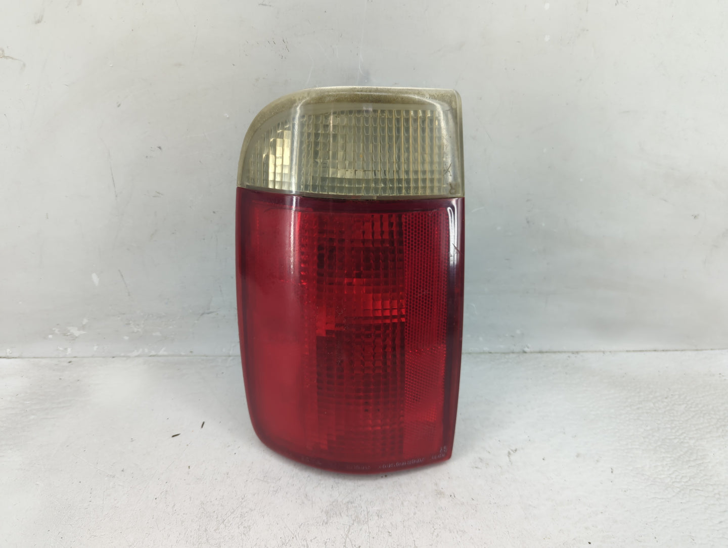 1996-2001 Oldsmobile Bravada Tail Light Assembly Passenger Right OEM P/N:16518500A 16518500 Fits OEM Used Auto Parts - Oemus
