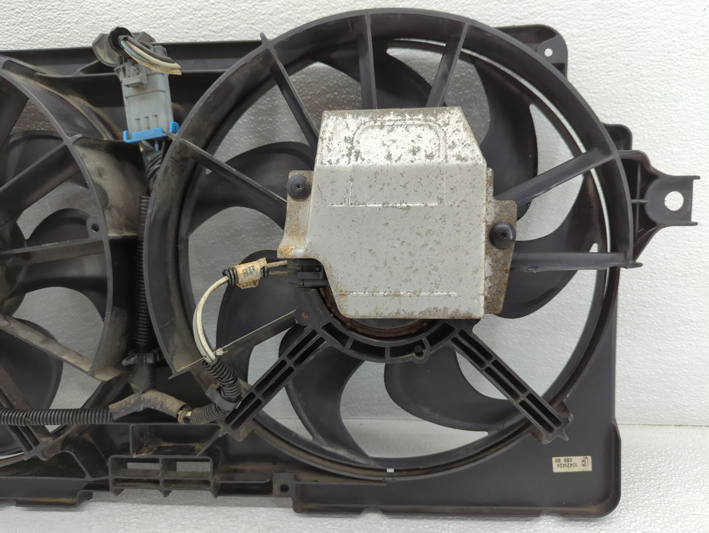 1999-2003 Pontiac Grand Prix Left Radiator Fan Motor Assembly - Oemusedautoparts1.com