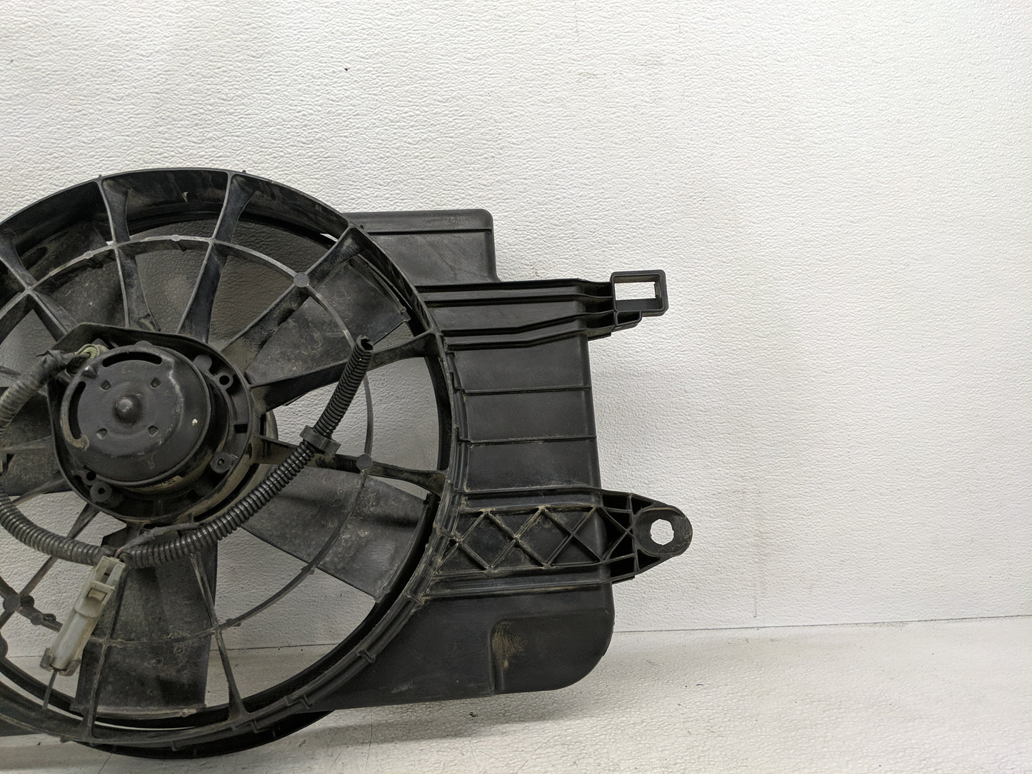 1999 Saturn Sw1 Electric Radiator Cooling Fan Motor Assembly P/N:683058093868 24005834 Fits OEM Used Auto Parts - Oemusedaut