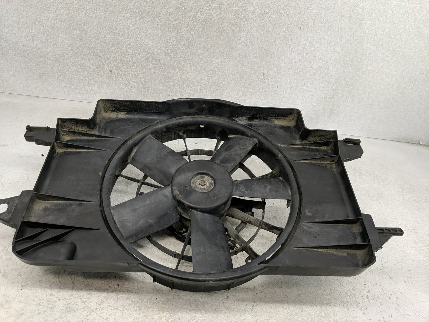 1999 Saturn Sw1 Electric Radiator Cooling Fan Motor Assembly P/N:683058093868 24005834 Fits OEM Used Auto Parts - Oemusedaut