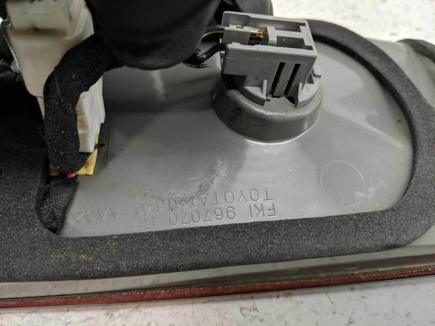 1997-1999 Toyota Camry Tail Light Assembly Passenger Right OEM P/N:938 744 00 Fits Fits 1997 1998 1999 OEM Used Auto Parts -