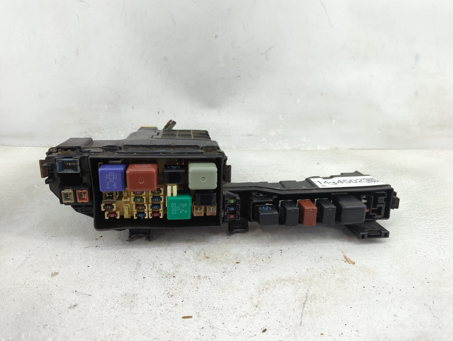 1999 Toyota Camry Fusebox Fuse Box Panel Relay Module P/N:060499 Fits OEM Used Auto Parts - Oemusedautoparts1.com
