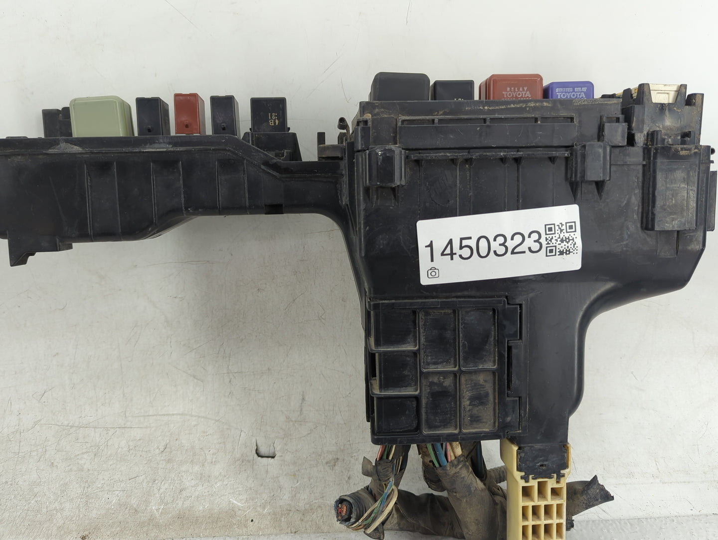 1999-2000 Toyota Sienna Fusebox Fuse Box Panel Relay Module Fits Fits 1999 2000 OEM Used Auto Parts - Oemusedautoparts1.com