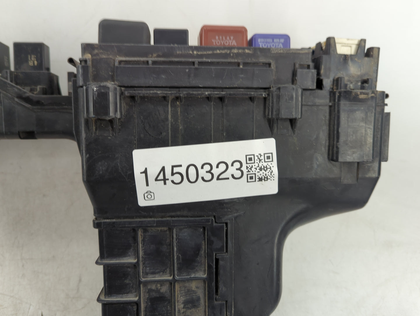 1999-2000 Toyota Sienna Fusebox Fuse Box Panel Relay Module Fits Fits 1999 2000 OEM Used Auto Parts - Oemusedautoparts1.com