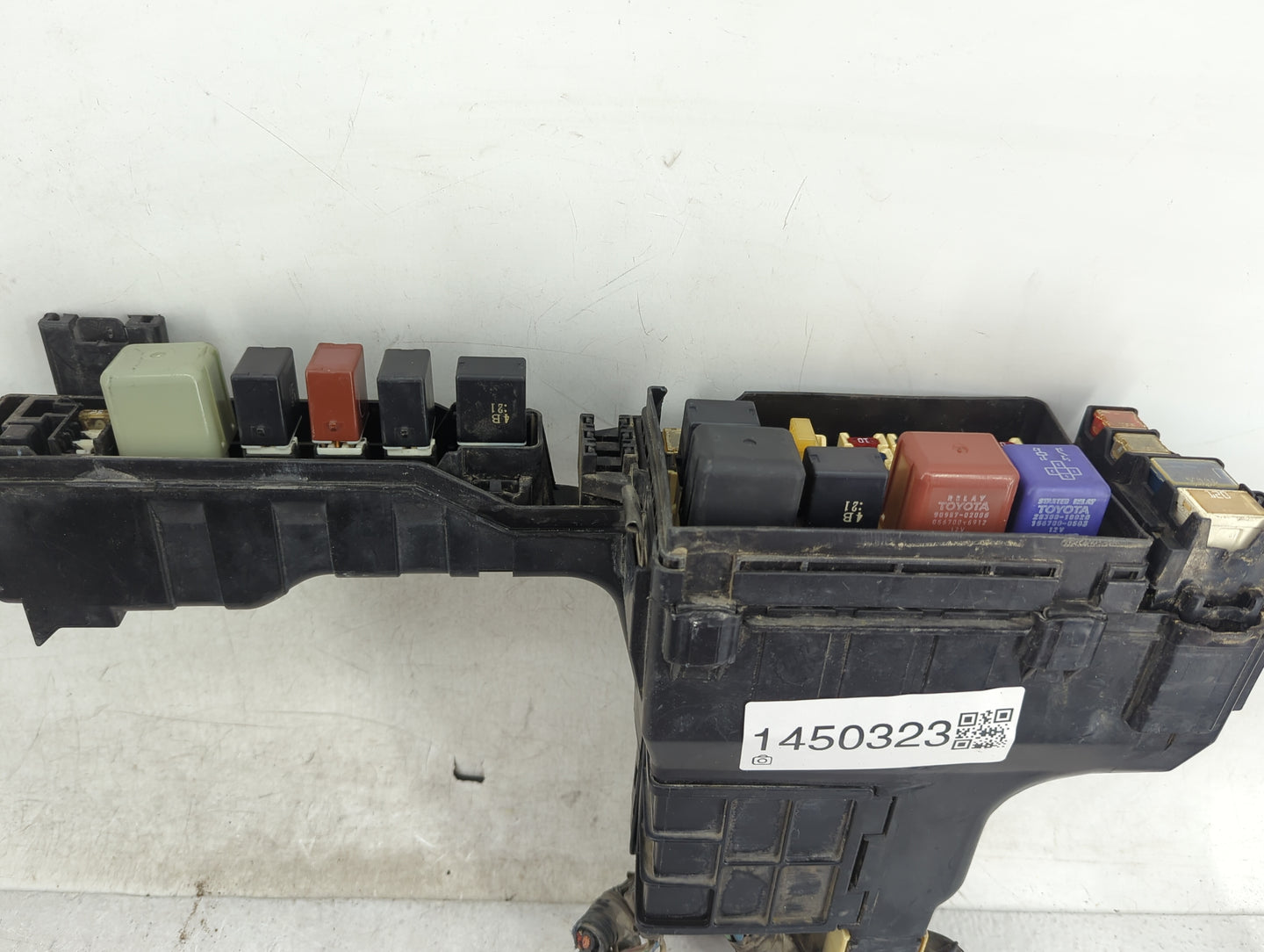 1999-2000 Toyota Sienna Fusebox Fuse Box Panel Relay Module Fits Fits 1999 2000 OEM Used Auto Parts - Oemusedautoparts1.com