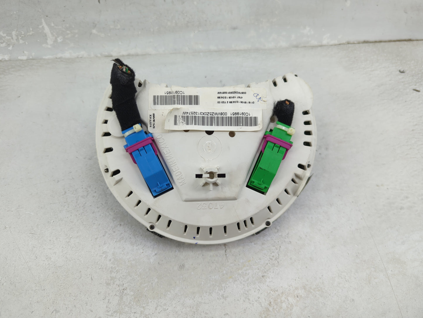 1999 Volkswagen Beetle Instrument Cluster Speedometer Gauges P/N:1C0919951 008VWZ5Z0X3132574W Miles: Fits OEM Used Auto Part