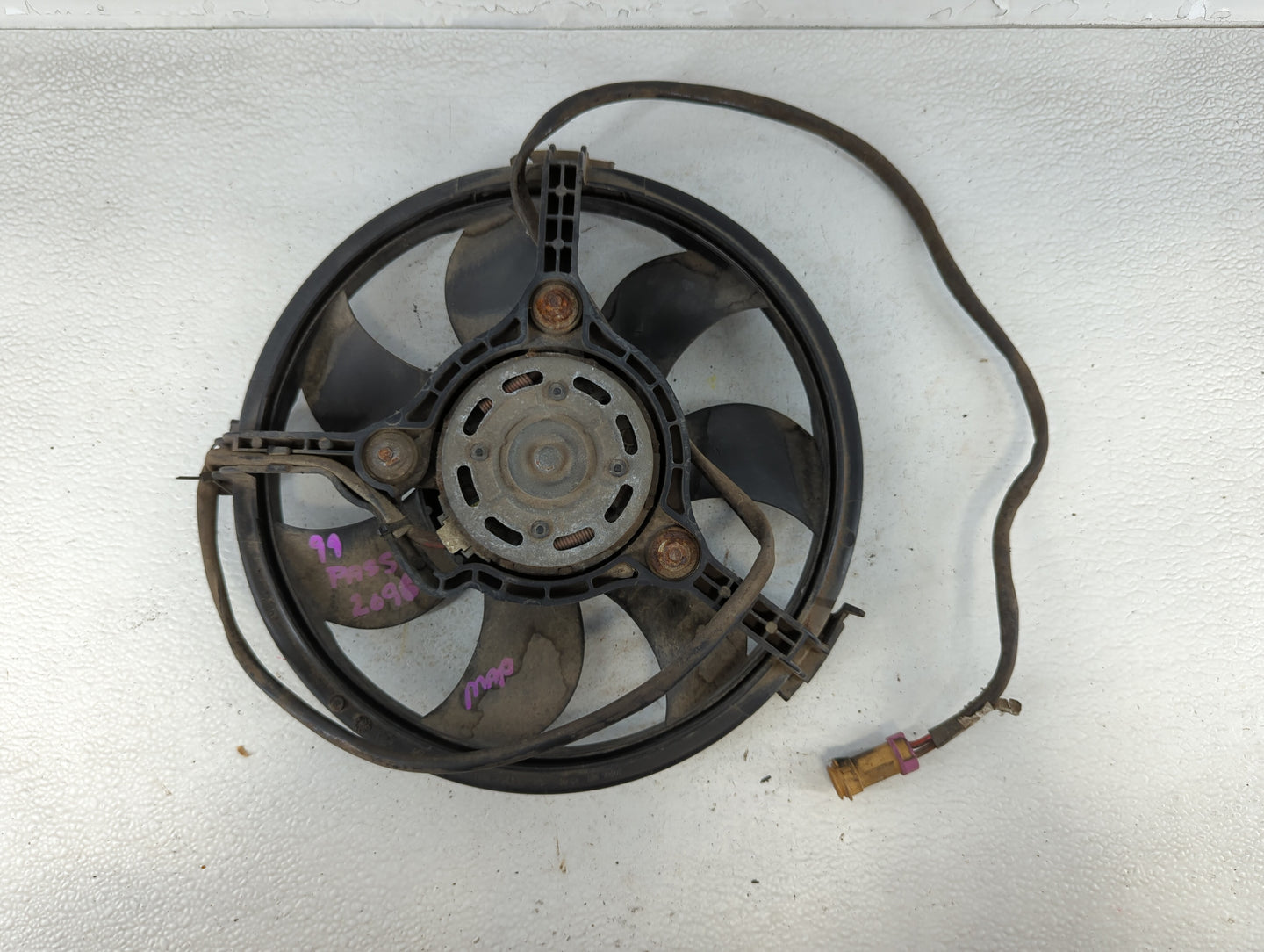 1998-2005 Volkswagen Passat Left Radiator Fan Motor Assembly - Oemusedautoparts1.com
