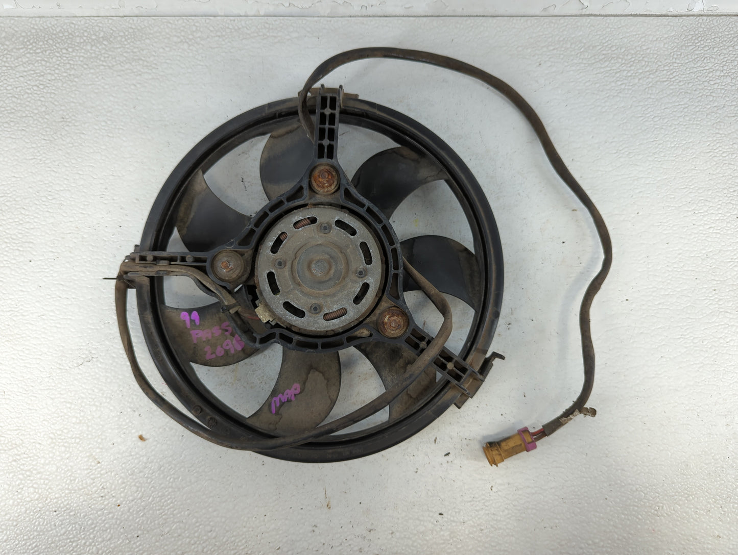 1998-2005 Volkswagen Passat Left Radiator Fan Motor Assembly - Oemusedautoparts1.com