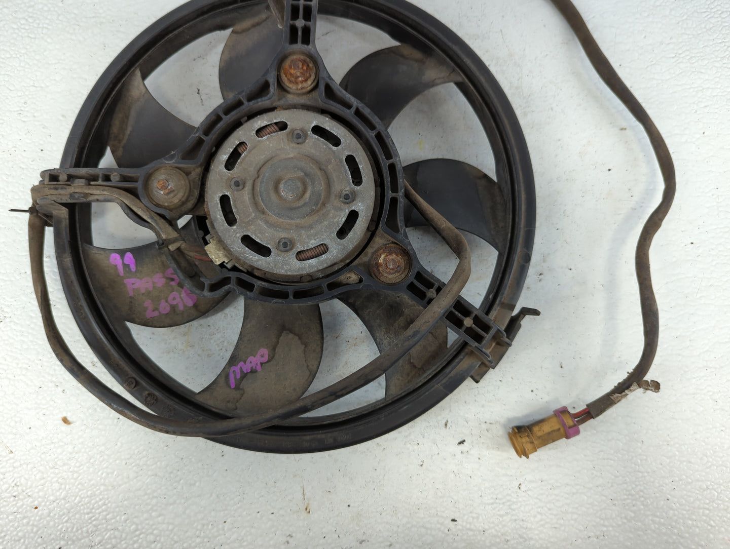 1998-2005 Volkswagen Passat Left Radiator Fan Motor Assembly - Oemusedautoparts1.com