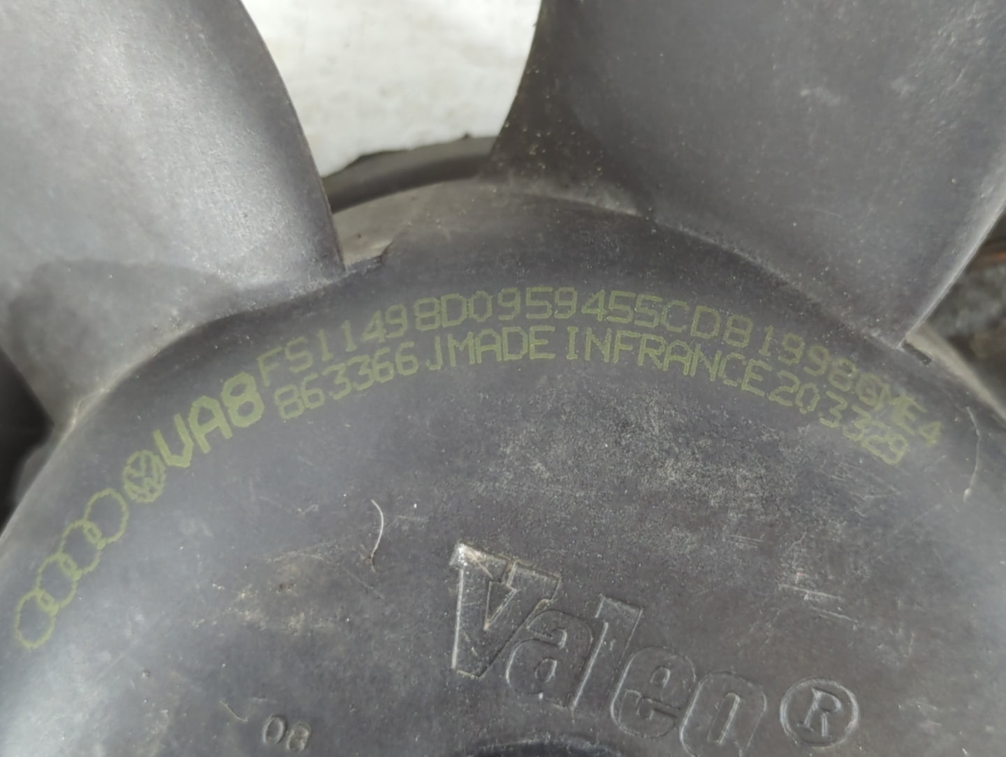 1998-2005 Volkswagen Passat Left Radiator Fan Motor Assembly - Oemusedautoparts1.com