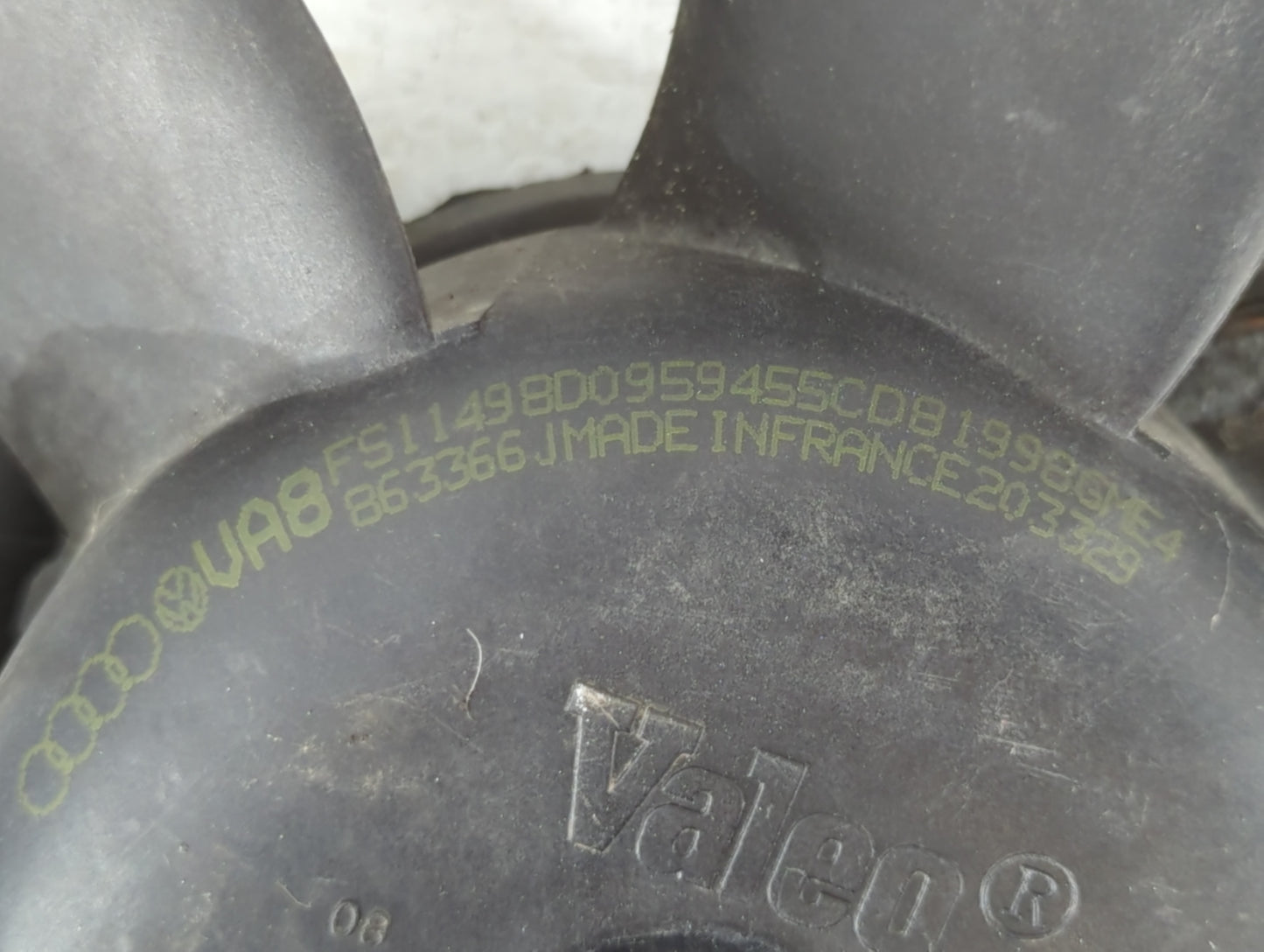 1998-2005 Volkswagen Passat Left Radiator Fan Motor Assembly - Oemusedautoparts1.com