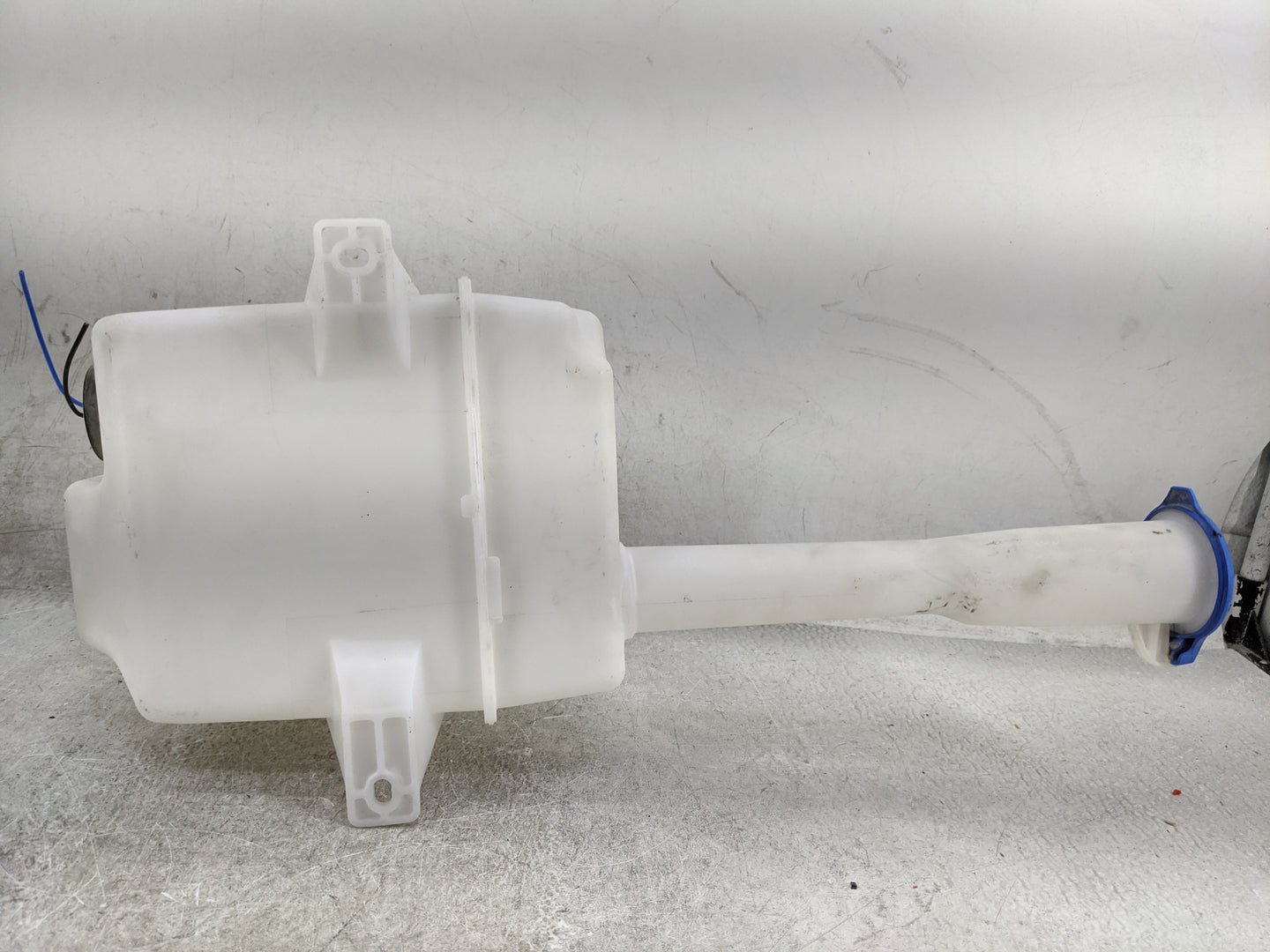 20 Kia Cadenza Windshield Washer Fluid Reservoir Bottle Oem - Oemusedautoparts1.com
