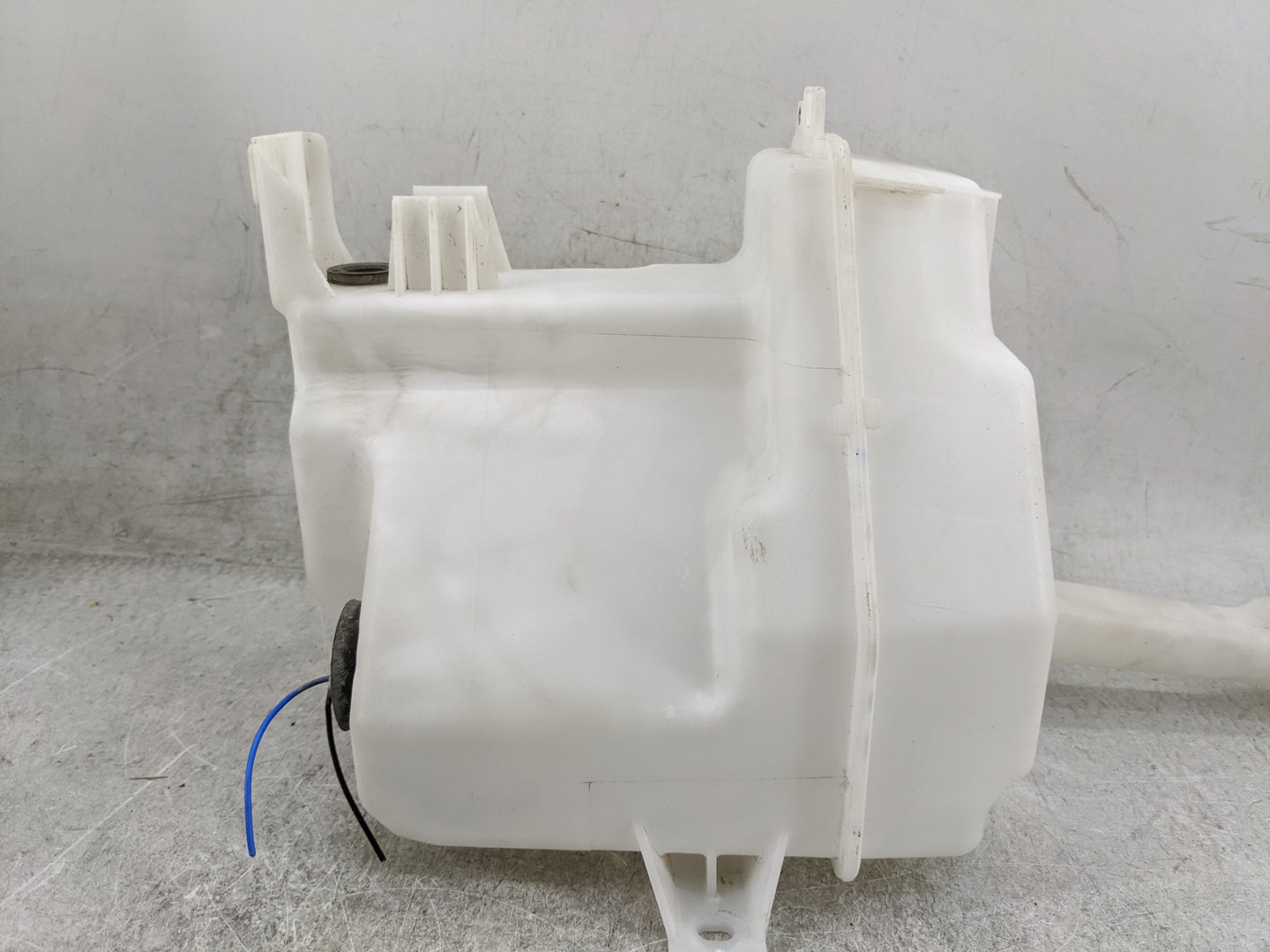 20 Kia Cadenza Windshield Washer Fluid Reservoir Bottle Oem - Oemusedautoparts1.com