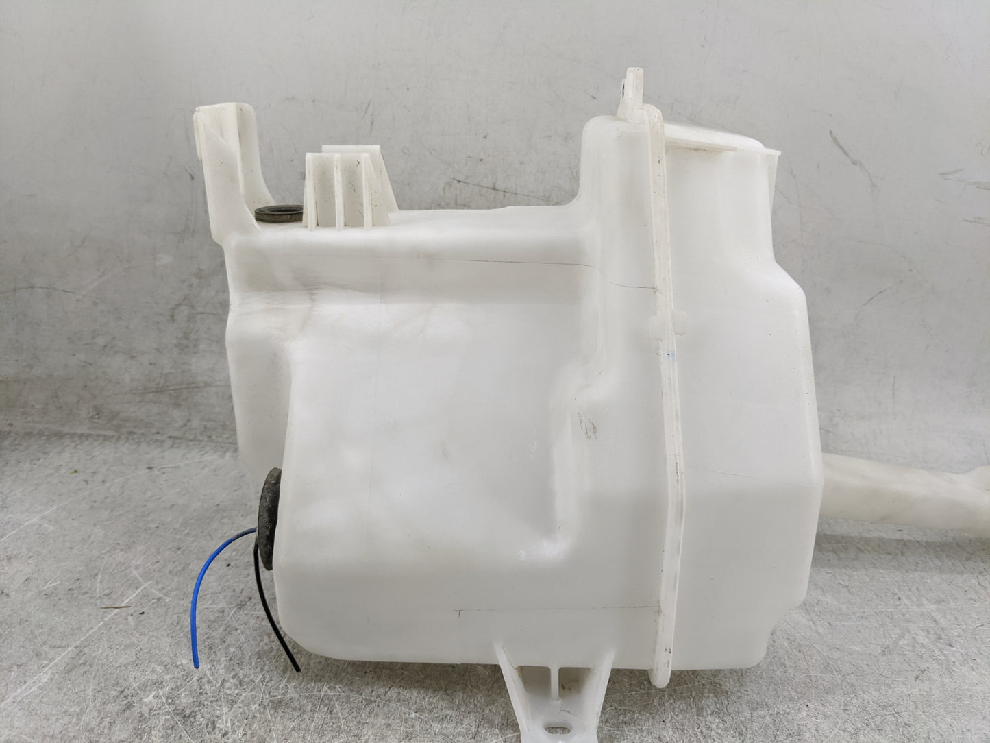 20 Kia Cadenza Windshield Washer Fluid Reservoir Bottle Oem - Oemusedautoparts1.com