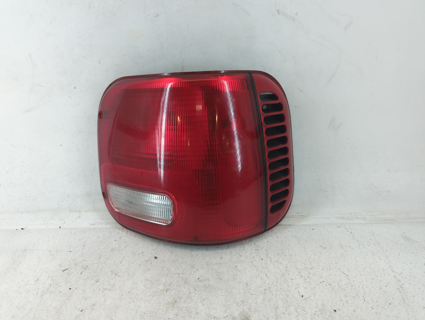 2000 Aftermarket Dorman Tail Light Assembly Passenger Right OEM P/N:11-5547B Fits OEM Used Auto Parts - Oemusedautoparts1.co