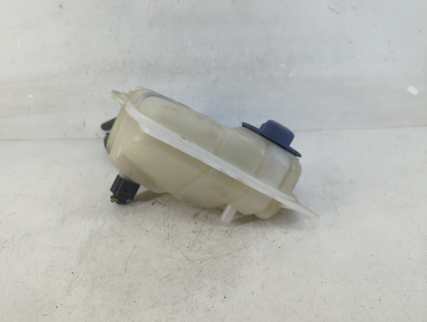 2000-2002 Audi A4 Radiator Coolant Overflow Expansion Tank Bottle - Oemusedautoparts1.com