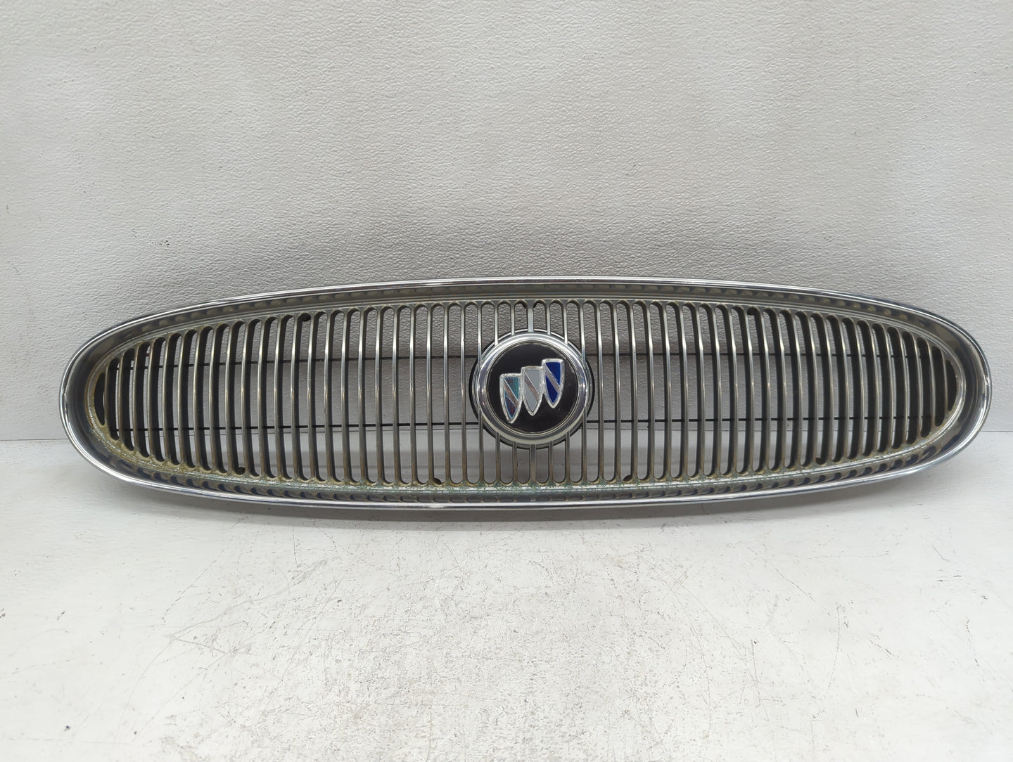 2000-2005 Buick Lesabre Front Grille Bumper Not Included - Oemusedautoparts1.com