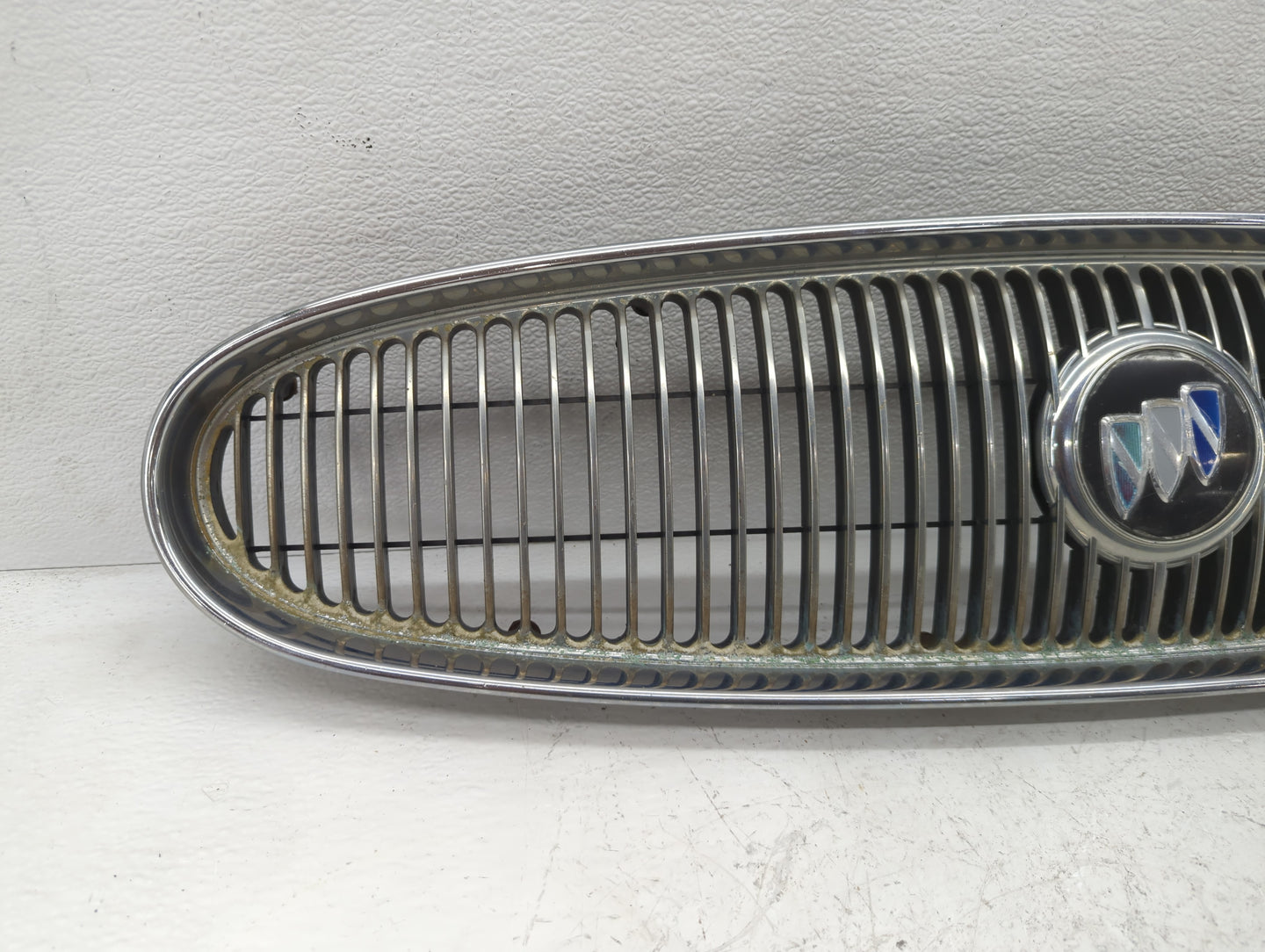 2000-2005 Buick Lesabre Front Grille Bumper Not Included - Oemusedautoparts1.com
