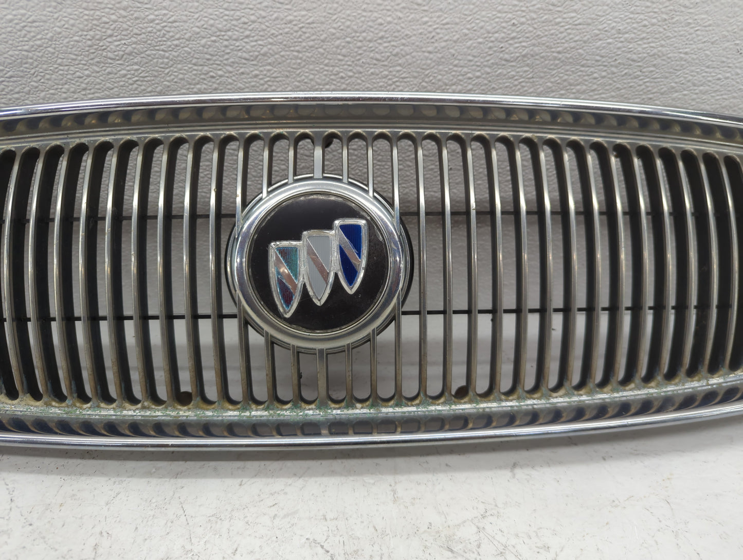2000-2005 Buick Lesabre Front Grille Bumper Not Included - Oemusedautoparts1.com