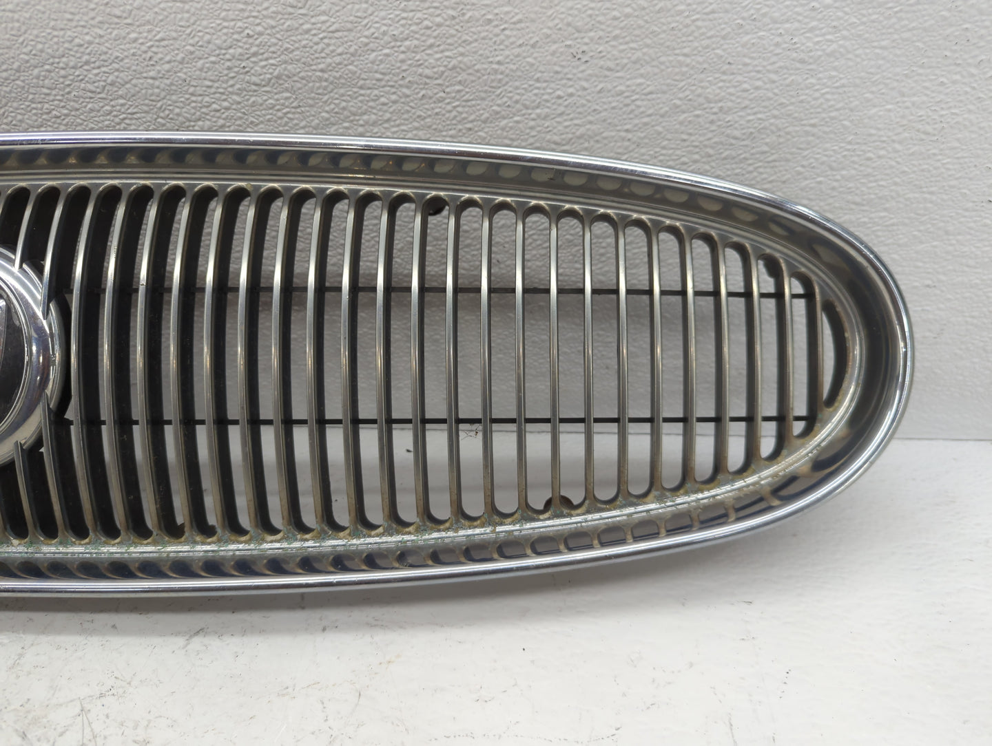 2000-2005 Buick Lesabre Front Grille Bumper Not Included - Oemusedautoparts1.com