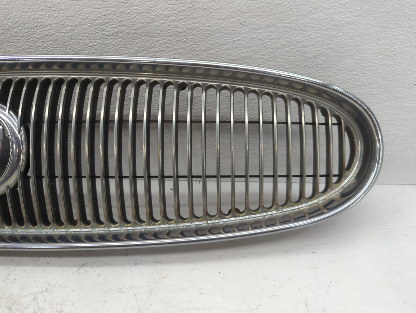 2000-2005 Buick Lesabre Front Grille Bumper Not Included - Oemusedautoparts1.com
