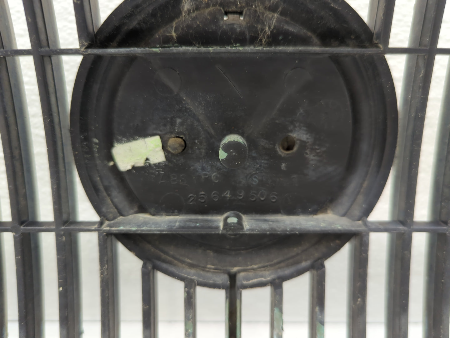 2000-2005 Buick Lesabre Front Grille Bumper Not Included - Oemusedautoparts1.com