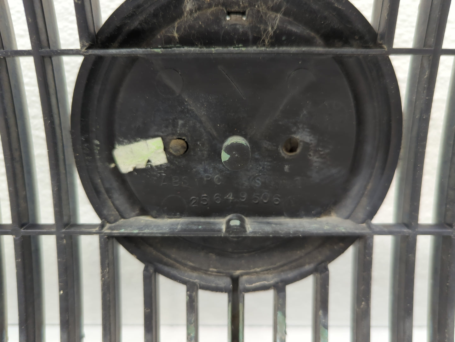 2000-2005 Buick Lesabre Front Grille Bumper Not Included - Oemusedautoparts1.com