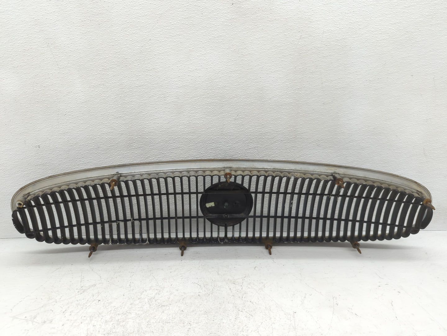 2000-2005 Buick Lesabre Front Grille Bumper Not Included - Oemusedautoparts1.com