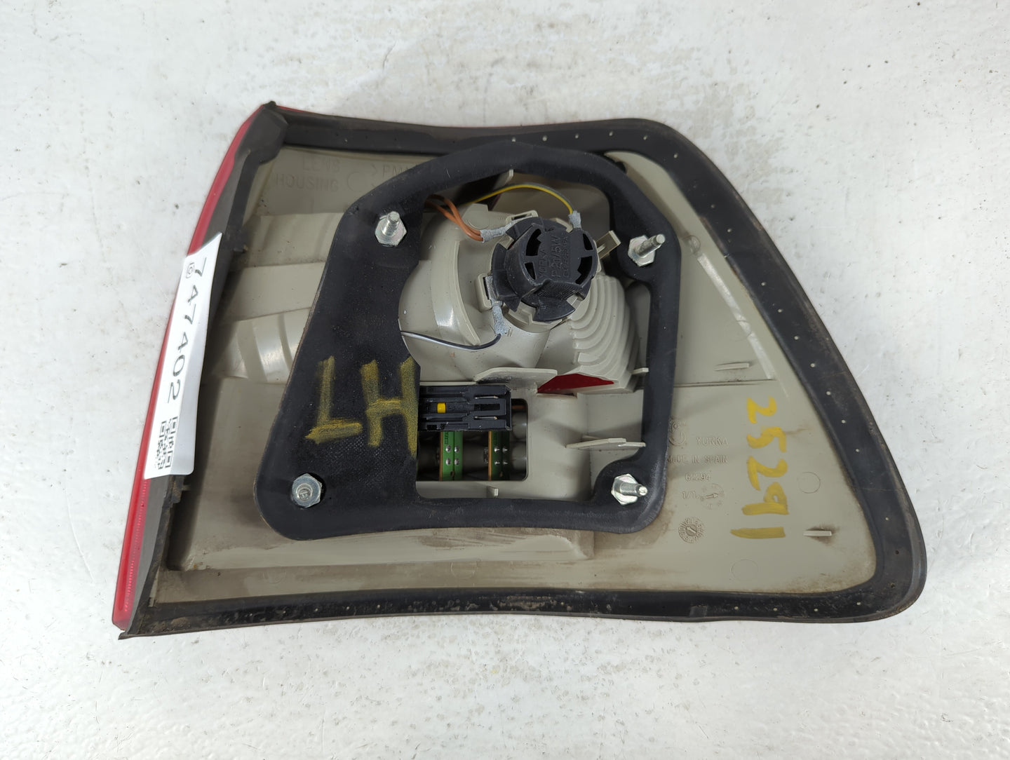 2000-2001 Cadillac Catera Tail Light Assembly Driver Left OEM P/N:62294 Fits Fits 2000 2001 OEM Used Auto Parts - Oemusedaut