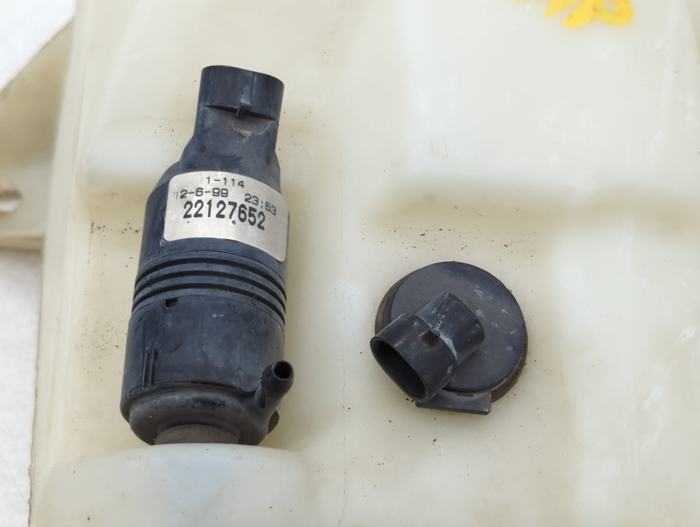 2000-2005 Cadillac Deville Windshield Washer Fluid Reservoir Bottle Oem - Oemusedautoparts1.com