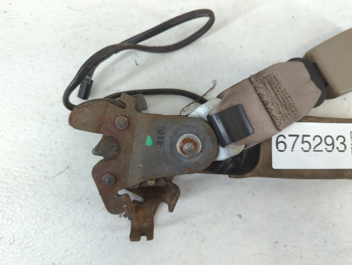 2000-2000 Cadillac Escalade Driver Left Seat Belt Front Retractor - Oemusedautoparts1.com