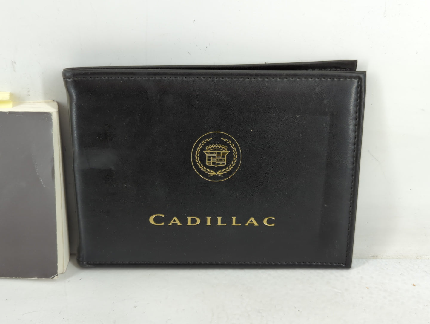 2000 Cadillac Escalade Owners Manual Book Guide P/N:25695354 OEM Used Auto Parts - Oemusedautoparts1.com