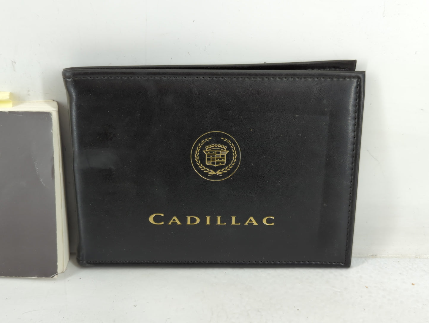 2000 Cadillac Escalade Owners Manual Book Guide P/N:25695354 OEM Used Auto Parts - Oemusedautoparts1.com