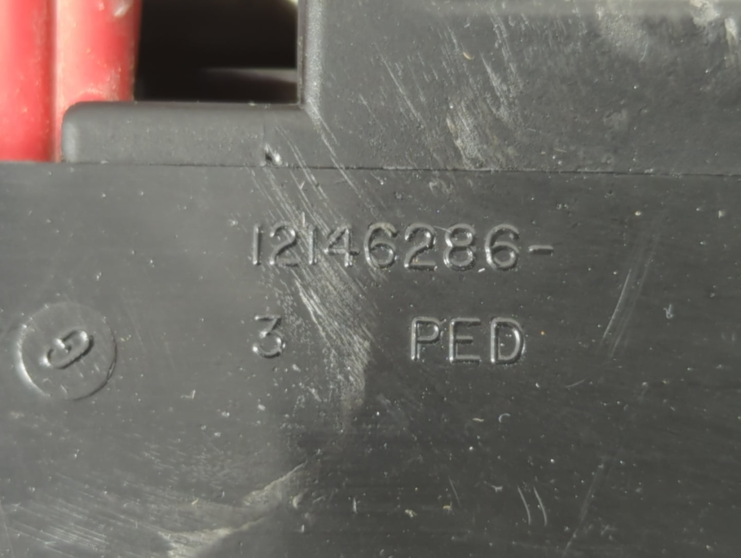 2000 Cadillac Escalade Fusebox Fuse Box Panel Relay Module P/N:12146286 Fits OEM Used Auto Parts - Oemusedautoparts1.com