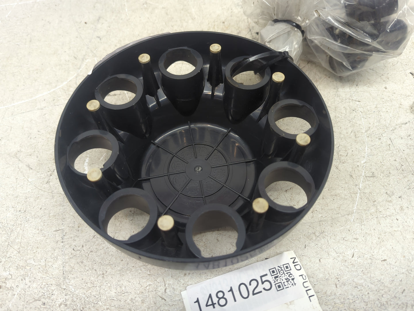 2000 Chevrolet Ct2500 Center Cap Oem Black - Oemusedautoparts1.com