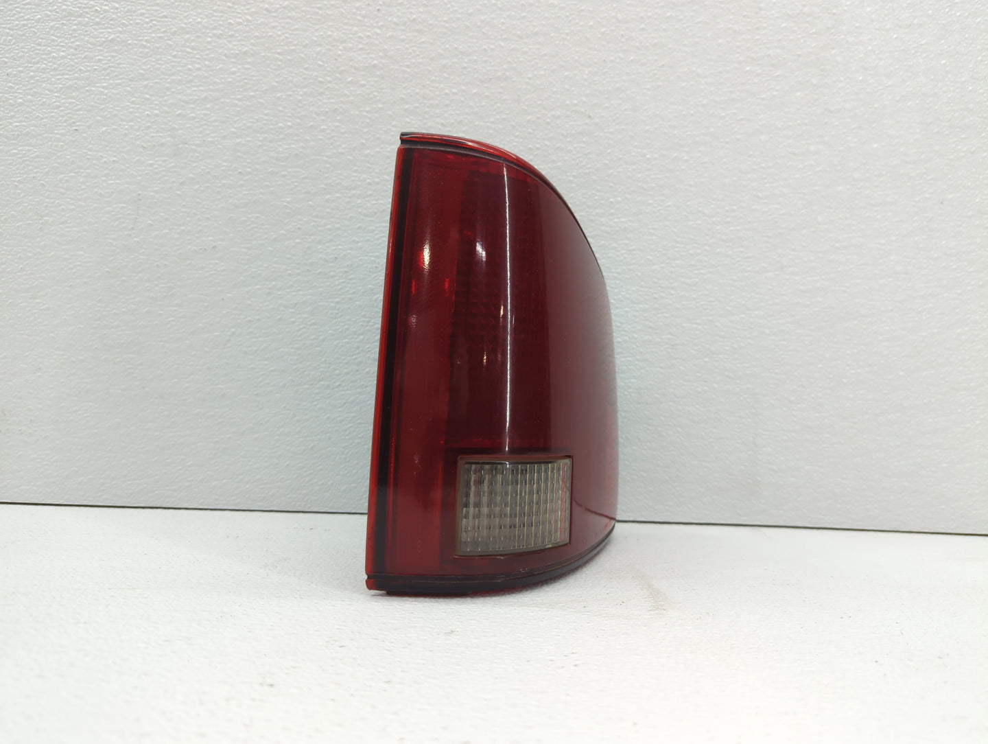 2000 Chevrolet S10 Tail Light Assembly Driver Left OEM P/N:16516093 Fits Fits 1995 1996 1997 1998 1999 2001 2002 2003 2004 2